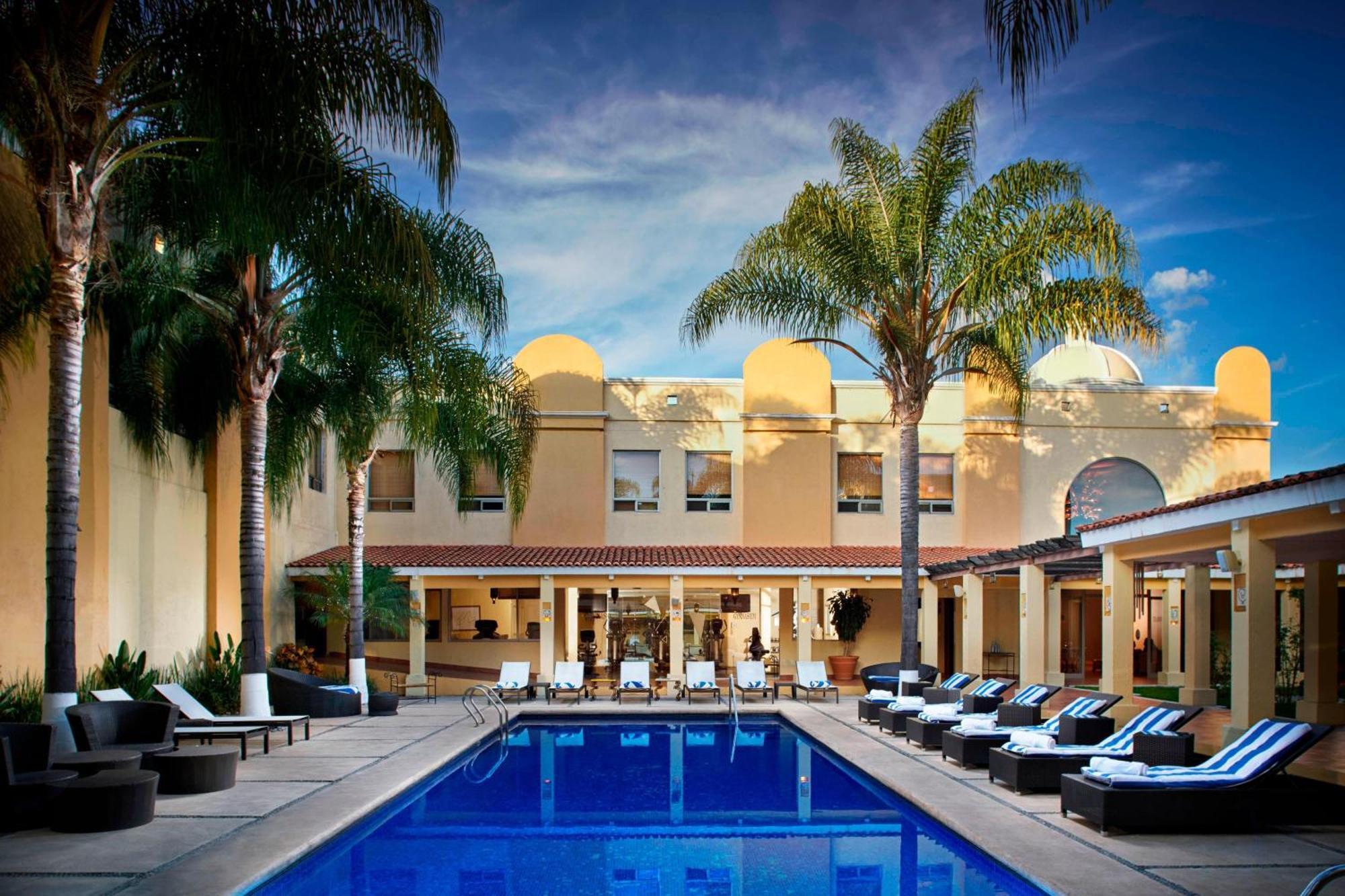 Fiesta Americana Hacienda Истапан де ла Сал Екстериор снимка The pool at the hotel