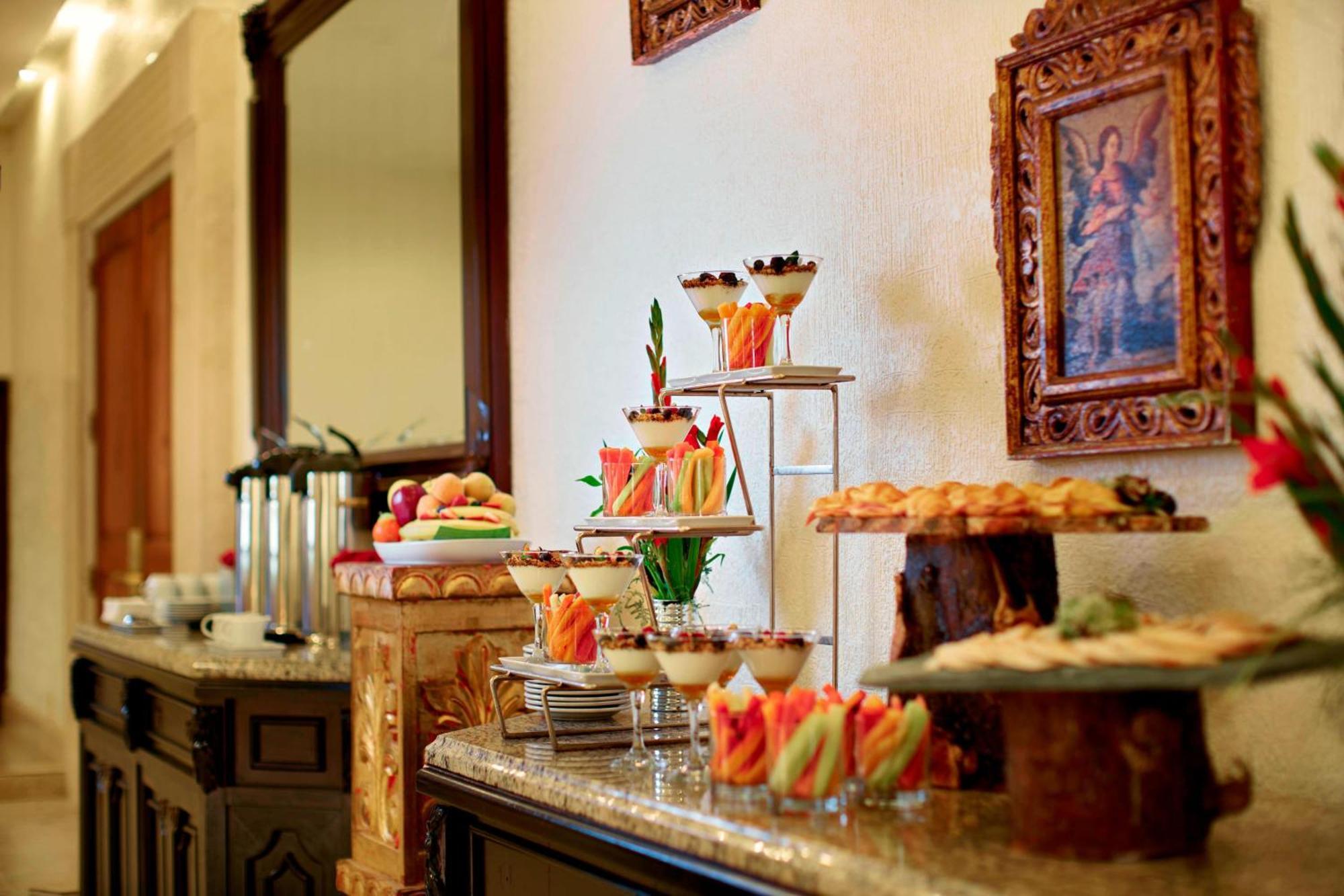 Fiesta Americana Hacienda Истапан де ла Сал Екстериор снимка A buffet at a hotel