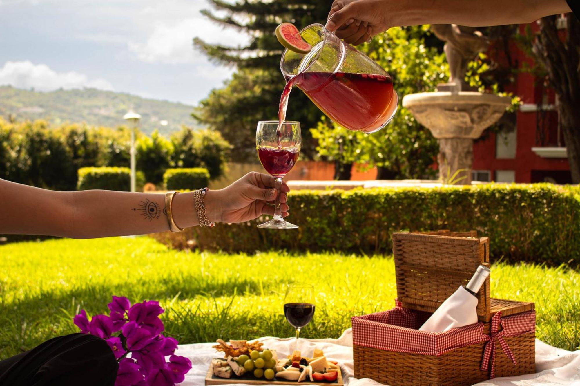 Fiesta Americana Hacienda Истапан де ла Сал Екстериор снимка Wine being poured into a wine glass