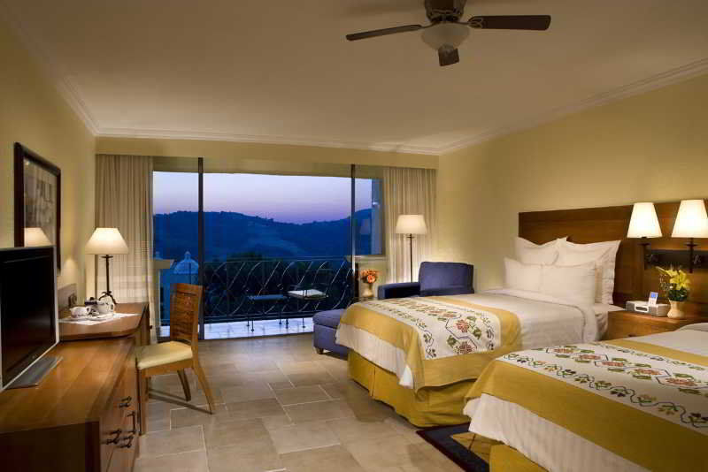 Fiesta Americana Hacienda Истапан де ла Сал Екстериор снимка A guest room at the Four Seasons Resort