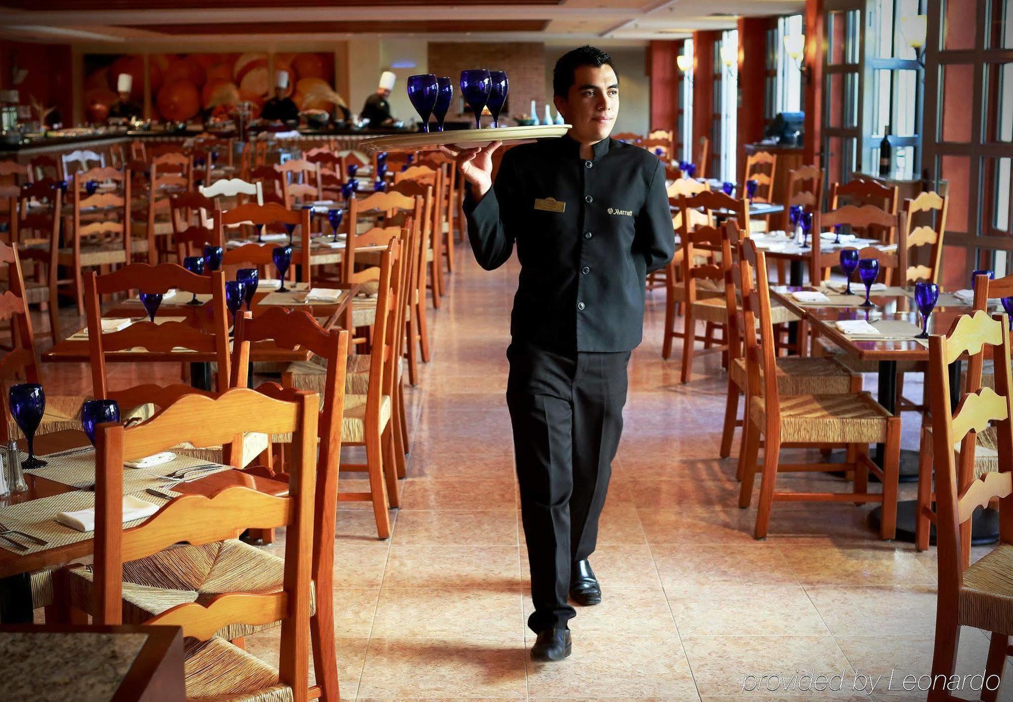 Fiesta Americana Hacienda Истапан де ла Сал Екстериор снимка A restaurant busboy