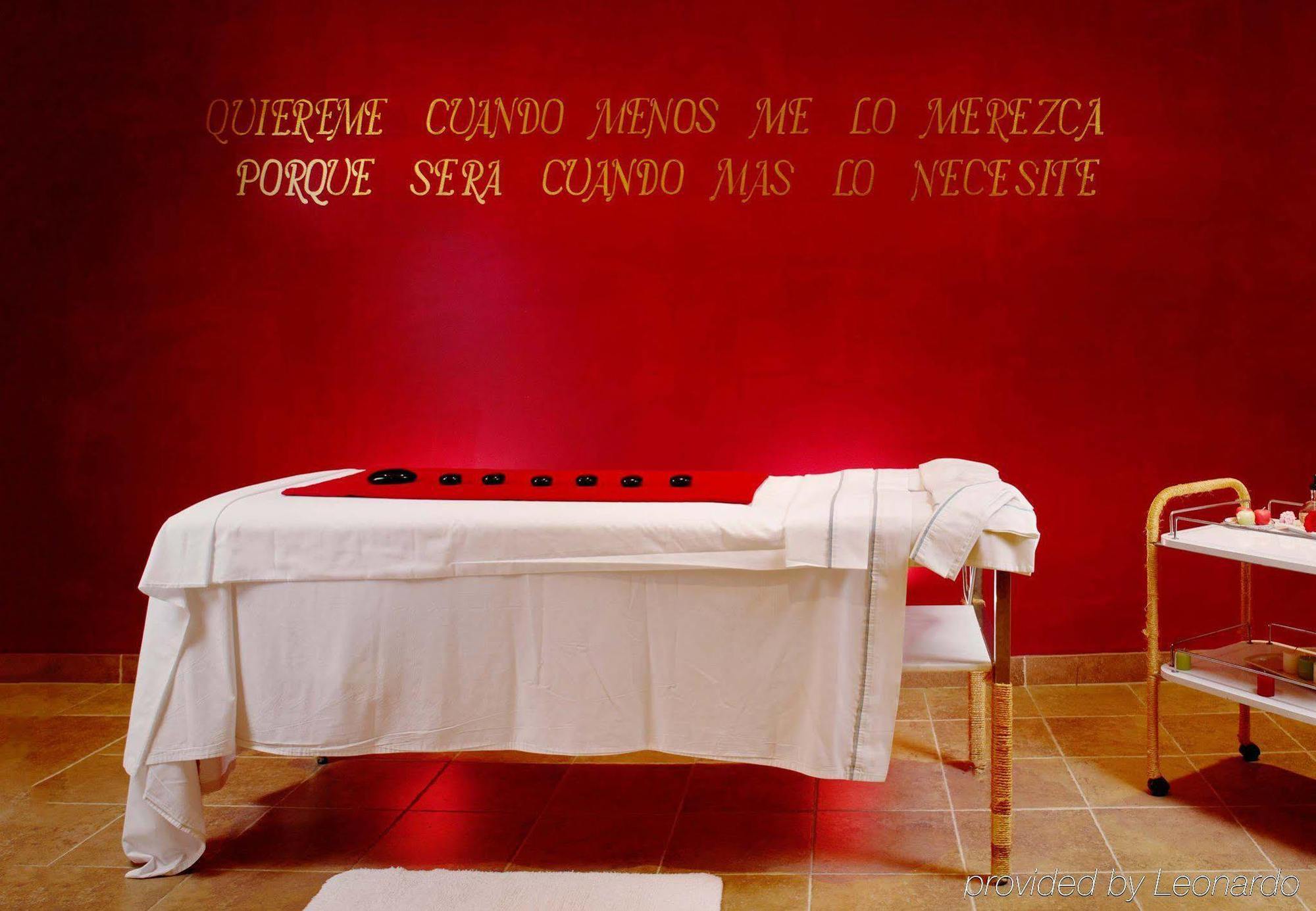 Fiesta Americana Hacienda Истапан де ла Сал Екстериор снимка A massage table