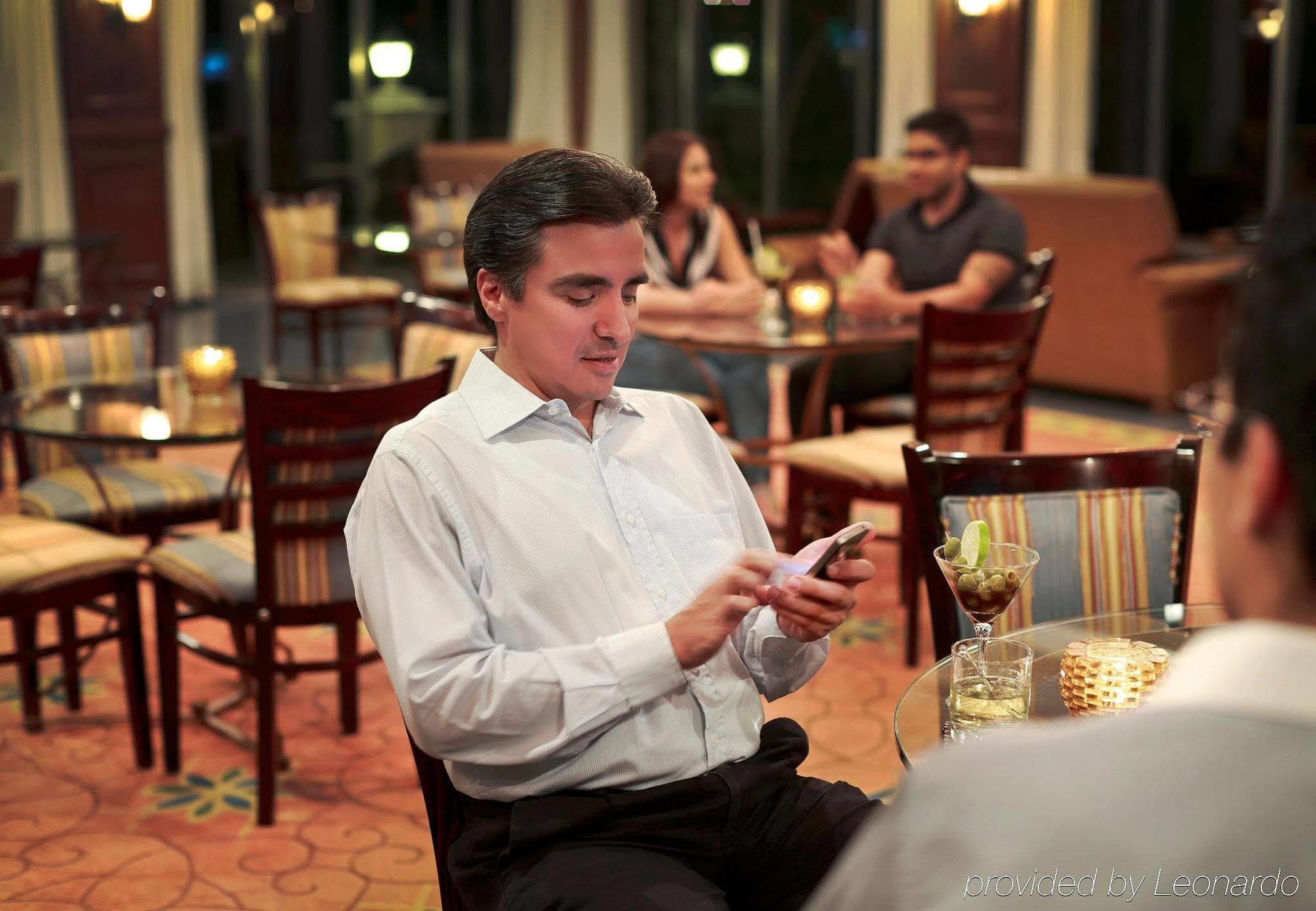 Fiesta Americana Hacienda Истапан де ла Сал Екстериор снимка A man using a mobile phone