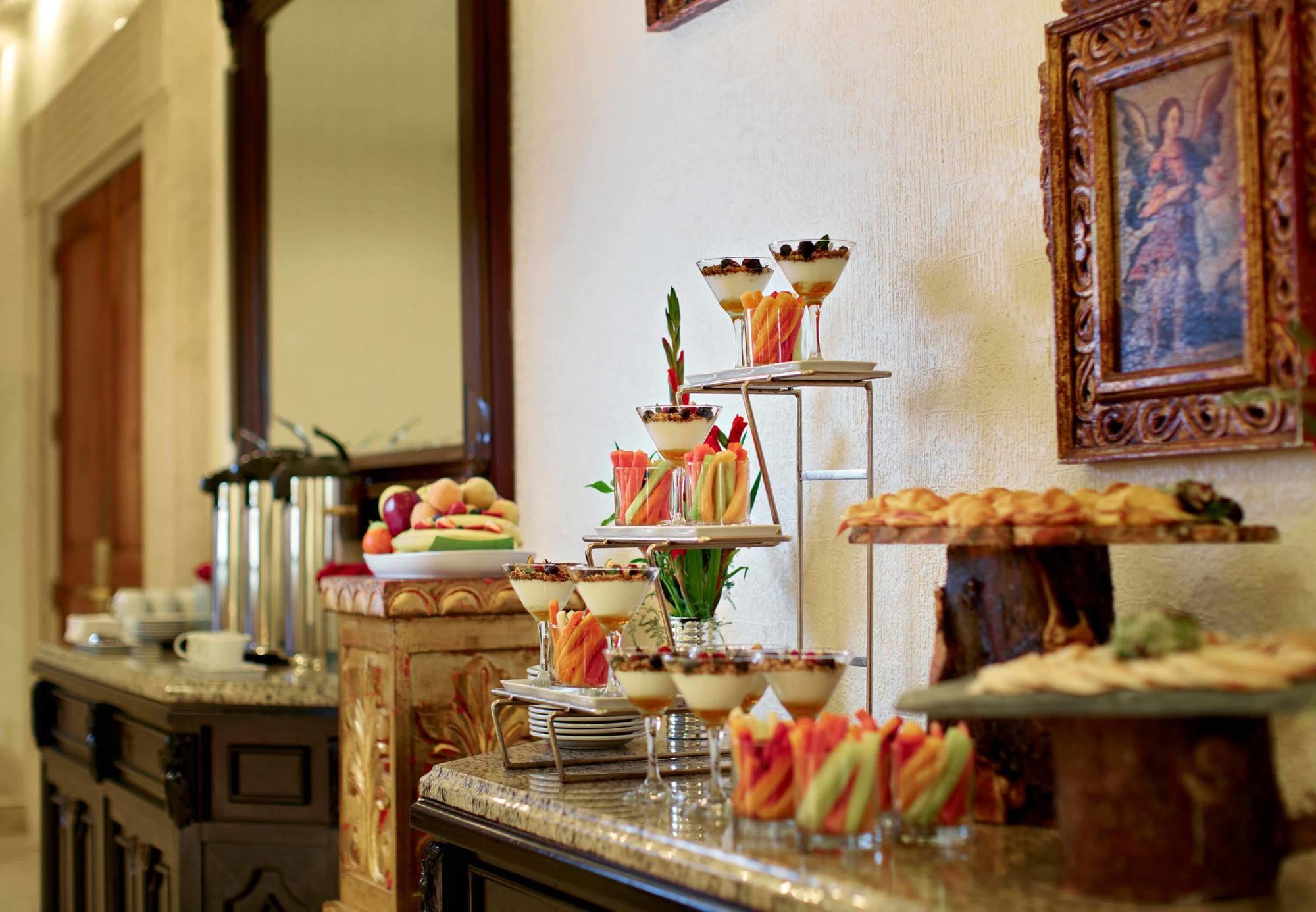 Fiesta Americana Hacienda Истапан де ла Сал Екстериор снимка A buffet at a hotel
