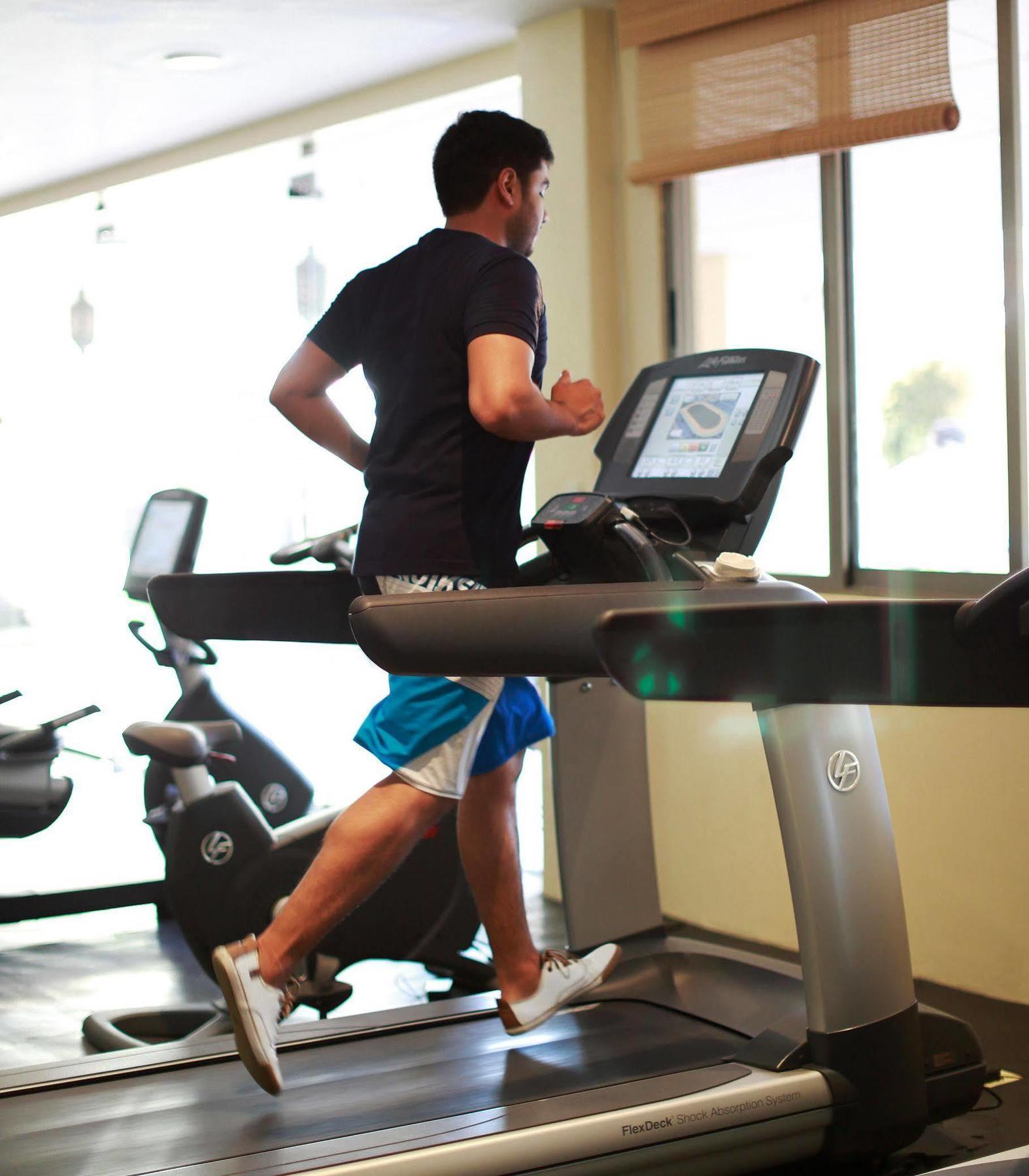 Fiesta Americana Hacienda Истапан де ла Сал Екстериор снимка A treadmill in use